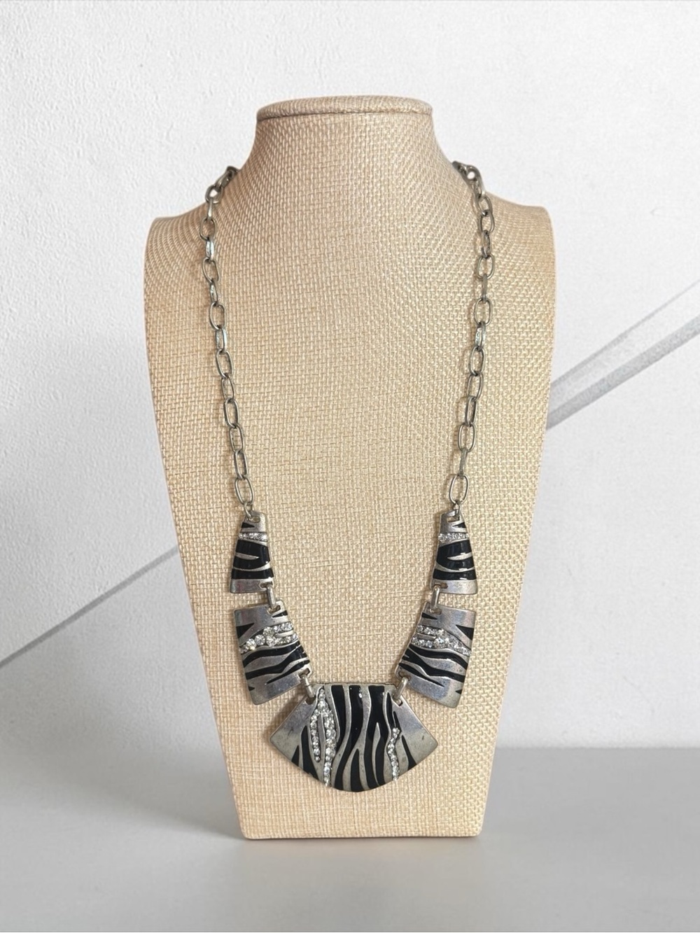 🖤🩶Vintage Silver-Tone & Black Bib Statement Zebra-Print Necklace/EUC🖤🩶